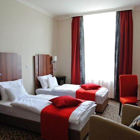 Corner Hotel & Kavehaz Dunaújváros Eksteriør billede