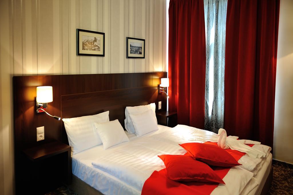 Corner Hotel & Kavehaz Dunaújváros Eksteriør billede