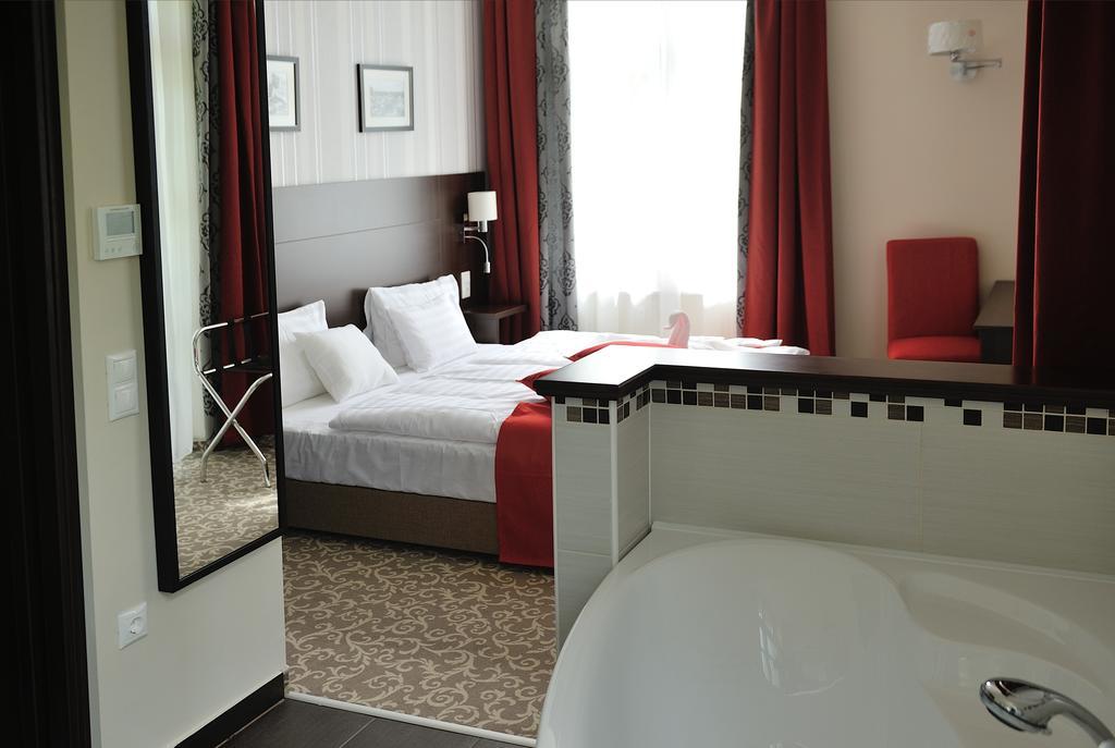 Corner Hotel & Kavehaz Dunaújváros Værelse billede