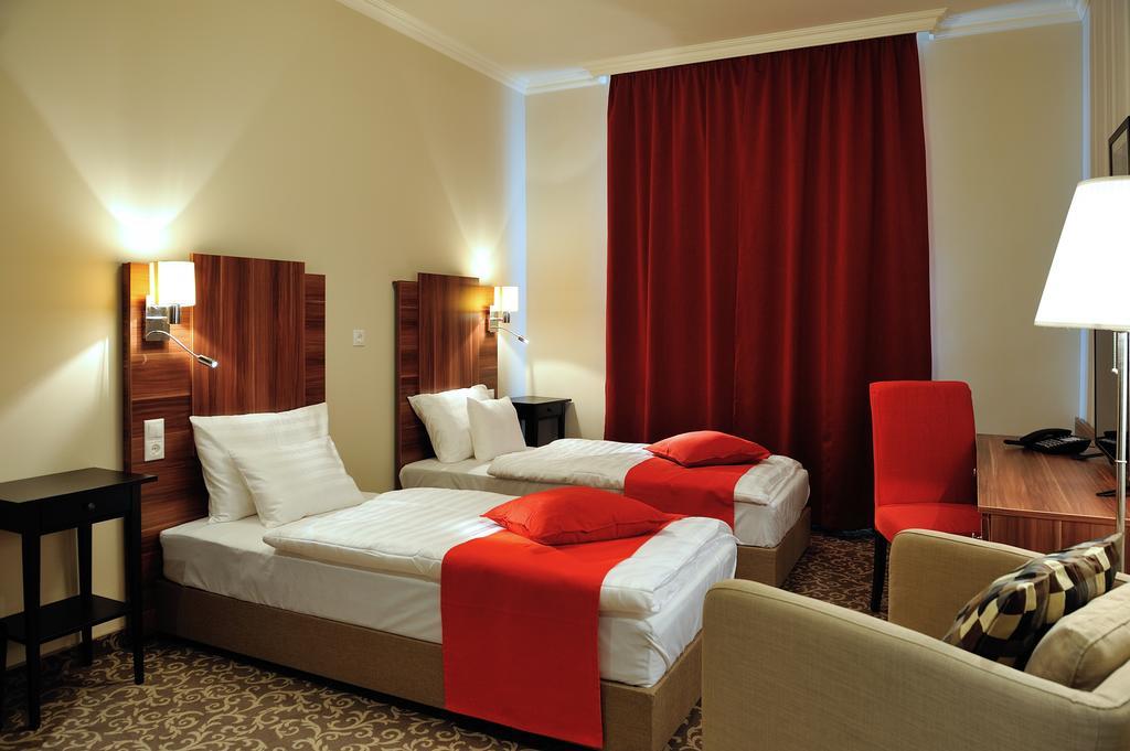 Corner Hotel & Kavehaz Dunaújváros Eksteriør billede